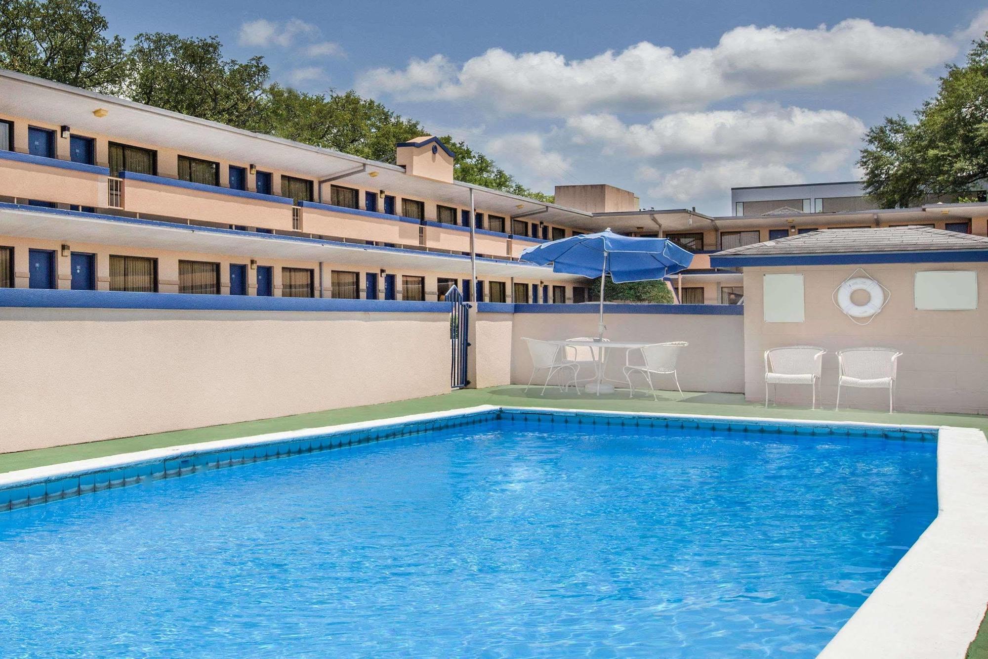 Travelodge By Wyndham Lafayette Exterior photo